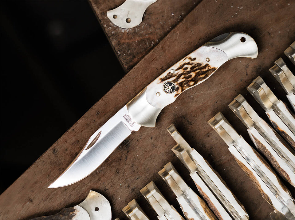 Handgefertigte Böker Jagdmesser aus der Solinger Manufaktur – traditionelle Messer mit Hirschhorn- oder Holzgriff, 440C- und N690-Stahl, Made in Germany vom Hersteller