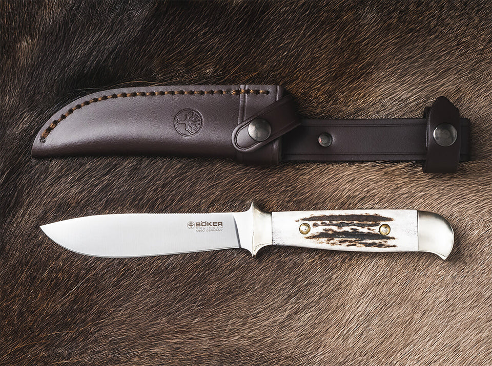 Traditioneller Böker Jagdnicker mit Hirschhorngriff und Lederscheide – feststehendes Förstermesser für Jagd, Revierarbeit und Wildversorgung