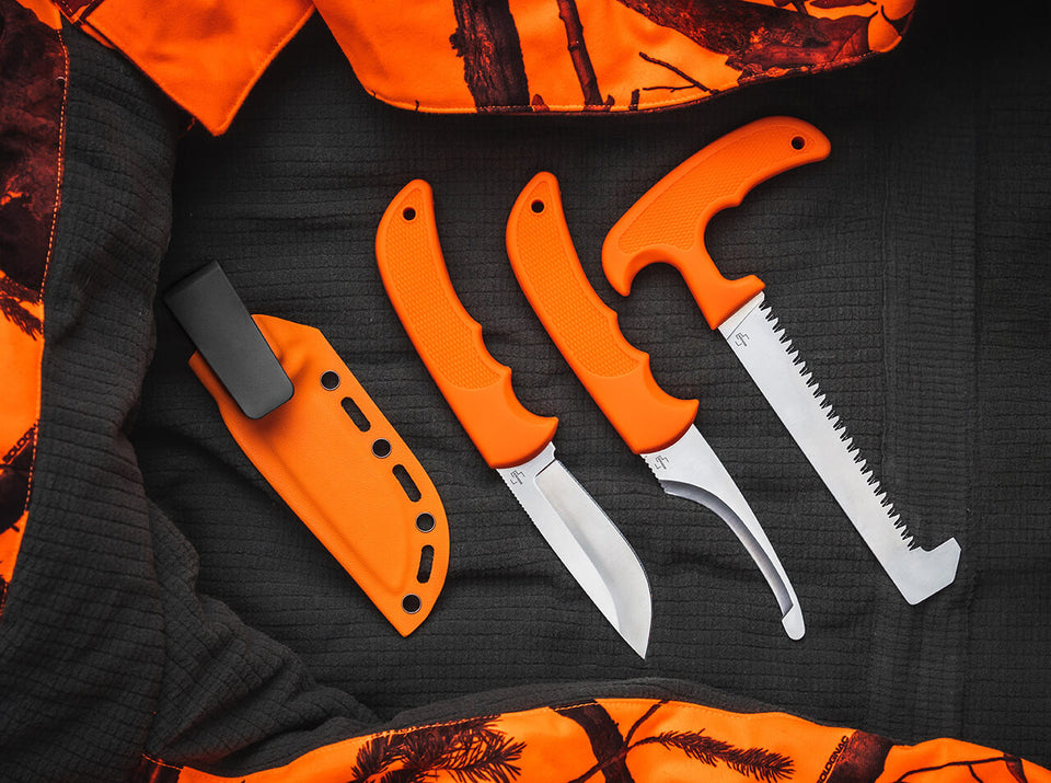 Moderne feststehende Jagdmesser mit orangefarbenem Gummi- oder Kunststoffgriff – Small Game Knife und Big Game Knife mit Kydex-Scheide im Jagdmesser-Set